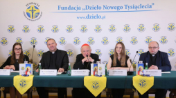 Metropolita warszawski, przewodniczący Rady Fundacji "Dzieło Nowego Tysiąclecia" kardynał Kazimierz Nycz (C), prezes Fundacji "Dzieło Nowego Tysiąclecia" ks. Dariusz Kowalczyk (2L), menedżer ds. kampanii społecznych Fundacji "Dzieło Nowego Tysiąclecia" Paulina Worożbit (2P), członek zarządu Fundacji "Dzieło Nowego Tysiąclecia" ks. Łukasz Nycz (P) i Katarzyna Smolak (L) z Fundacji "Dzieło Nowego Tysiąclecia" podczas konferencji nt. XXIII Dnia Papieskiego. Fot. PAP/P. Supernak