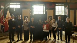 Minister kultury Piotr Gliński podczas prezentacji w Londynie odzyskanej apliki z głową Meduzy. Źródło: MKiDN