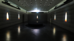 Nowo otwarta instalacja Krzysztofa Wodiczki pt. "Głosy pamięci" w Izbie Pamięci przy Cmentarzu Powstańców Warszawy. Fot. PAP/P. Supernak