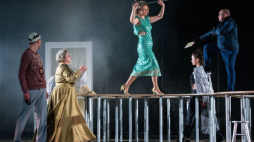 Aktorzy Hanka Brulińska (C) i Tomasz Bielawiec (P) na próbie medialnej spektaklu "Hamlet na sprzedaż" na Dużej Scenie Teatru im. J. Osterwy w Lublinie. Fot. PAP/W. Jargiło