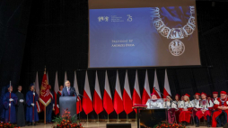Katowice, 09.10.2023. Prezydent RP Andrzej Duda przemawia podczas uroczystej inauguracji roku akademickiego 2023/2024 Śląskiego Uniwersytetu Medycznego, w międzynarodowym Centrum Kongresowym w Katowicach. Fot. PAP/Z. Meissner