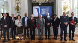 Warszawa, 17.10.2023. Z-ca prezesa IPN M. Szpytma (4P), rzecznik IPN dr R. Leśkiewicz (P), mąż śp. A.M. Alwast Krzysztof Alwast (5P), prezes Związku Polaków we Włoszech U. Stefańska Andreini (3L), sekretarz stanu w KPRM, pełnomocnik rządu ds. Polonii i Polaków za Granicą J. Dziedziczak (2P) oraz laureaci nagrody „Ambasador Polskiej Historii”: J. Fastyn (5L), A. Szulc (4L) i G. Tymiński (2L). Fot. PAP/P. Nowak