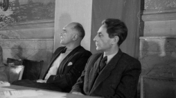 Otwarcie III Zjazdu Związku Zawodowego Literatów Polskich. Nz. za stołem prezydialnym pisarze Mieczysław Jastrun (P), Jarosław Iwaszkiewicz (L). Wrocław, 1947 r. Fot. PAP
