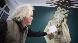 Konserwator zabytów Paweł Jędrzejczyk na otwarciu w Galerii Okno na Kulturę w Warszawie. Fot. PAP/L. Szymański