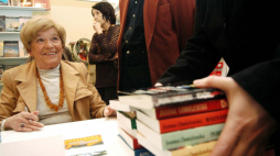 Joanna Chmielewska w czasie 49. Międzynarodowych Targach Książki. 2004 r. Fot. PAP/R. Pietruszka