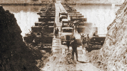 Egipskie wojska przejeżdżają przez Kanał Sueski, 7 października 1973. Źródło: Wikimedia Commons