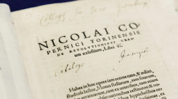 Prezentacja w Zakładzie Narodowym im. Ossolińskich we Wrocławiu pierwszego wydania dzieła "O obrotach ciał niebieskich". Fot. PAP/M. Kulczyński