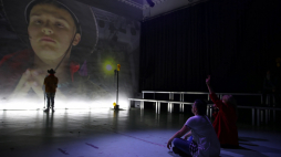 Próba medialna spektaklu "To my jesteśmy przyszłością" w reżyserii Jakuba Skrzywanka, w ramach 24. Międzynarodowego Festiwalu Teatrów dla Dzieci i Młodzieży KORCZAK DZISIAJ, w krakowskim Teatrze Nowym. Fot. PAP/Ł. Gągulski