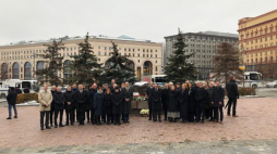 Ambasador RP Krzysztof Krajewski wspólnie z przedstawicielami innych placówek dyplomatycznych uczcił pamięć ofiar stalinowskiego terroru. 29.10.2023. Źródło: Ambasada RP w Rosji