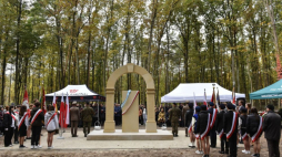 Odsłonięcie pomnika upamiętniającego egzekucję Żydów z lubelskiego getta. Monument nawiązuje do wydarzeń z 27 marca 1942 roku, kiedy Niemcy rozstrzelali ok. 1500 obywateli polskich narodowości żydowskiej. Kopaniny, 26.10.2023. Fot. PAP/W. Jargiło
