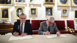 Kraków, 11.10.2023. Minister kultury Piotr Gliński (L) i prezydent Krakowa Jacek Majchrowski (P) podczas uroczystości podpisania listu intencyjnego ws. współprowadzenia przez Ministra Kultury i Dziedzictwa Narodowego i Gminę Miejską Kraków instytucji kultury pod nazwą Centrum Literatury i Języka Planeta Lem, w Muzeum Krakowa. Fot. PAP/Ł. Gągulski