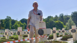 Prezes Polskiego Towarzystwa Opieki nad Grobami Wojskowymi we Lwowie Janusz Balicki sprząta kwatery polskich wojskowych na Cmentarzu Orląt Lwowskich. Fot. PAP/V. Hrabar