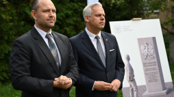 Prezes IPN Karol Nawrocki (L) oraz wiceminister aktywów państwowych Karol Rabenda (P). Fot. PAP/A. Warżawa