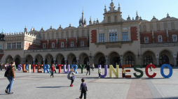 Instalacja na Rynku Głównym z okazji przyznania Krakowowi tytułu Miasta Literatury UNESCO. 23.10.2013. Fot. PAP/J. Bednarczyk