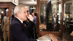 Minister kultury i dziedzictwa narodowego Piotr Gliński (L) podczas wizyty w Muzeum Polskim w Ameryce w Chicago. Fot. PAP/M. Cholewiński