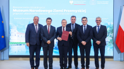 Minister kultury i dziedzictwa narodowego Piotr Gliński (3L), wicemarszałek województwa podkarpackiego Piotr Pilch (L), dyrektor Muzeum Narodowego Ziemi Przemyskiej Jan Jarosz (P), prezes Agencji Rozwoju Przemysłu Cezariusz Lesisz (2P), prezes Fundacji PRO ARTE ET HISTORIA Marek Zaczek (3P) i szef Kancelarii Prezesa Rady Ministrów Marek Kuchciński (2L) podczas uroczystego podpisania listu intencyjnego ws. współpracy przy utworzeniu nowych oddziałów Muzeum Narodowego Ziemi Przemyskiej. Fot. PAP/ L. Szymański