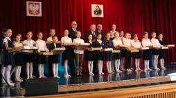 Minister kultury Piotr Gliński (2L-góra), podsekretarz stanu w Ministerstwie Cyfryzacji Paweł Lewandowski (L-góra) i dyrektor szkoły Faustyna Gałązka (P-góra) podczas uroczystego przekazania laptopów czwartoklasistom z Ogólnokształcącej Szkoły Baletowej im. Romana Turczynowicza w Warszawie, w ramach programu Laptop dla Ucznia. Fot. PAP/A. Zawada
