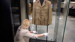 Zastępca kierownika działu zbiorów w Muzeum II Wojny Światowej Monika Sołoduszkiewicz przy kurtce oficerskiej ks. Franciszka Pluty pokazywanej w ramach cyklu „Wejście w historię”. Fot. PAP/A. Warżawa