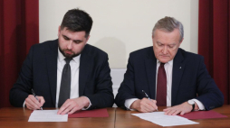 Warszawa, 10.10.2023. Minister kultury Piotr Gliński (P) i prezydent Chełma Jakub Banaszek (L) na podpisaniu listu intencyjnego ws. współprowadzenia Muzeum Pamięci Ofiar Rzezi Wołyńskiej oraz Centrum Prawdy i Pojednania w Chełmie. Fot. PAP/P. Supernak