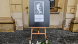 Na znak żałoby po śmierci honorowej obywatelki Lublina Wandy Półtawskiej, lubelski ratusz opuścił flagę do połowy masztu. 25.10.2023. Fot. PAP/W. Jargiło