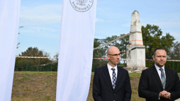 Łubnice, 12.10.2023. Prezes IPN K. Nawrocki (P) oraz naczelnik kieleckiej delegatury IPN R. Piwko (L) podczas briefingu prasowego przed rozpoczęciem demontażu pomnika, upamiętniającego żołnierzy Armii Czerwonej. Fot. PAP/P. Polak