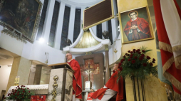 Biskup płocki Szymon Stułkowski (C) podczas mszy świętej w kościele Świętego Stanisława Kostki. Warszawa, 19.10.2023. Fot. PAP/T. Gzell