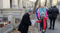 Kwesta na Starych Powązkach w Warszawie. Fot. PAP/A. Zawada