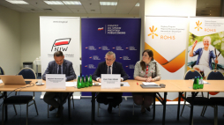 Minister kultury i dziedzictwa narodowego Piotr Gliński (C) i dyrektor Narodowego Instytutu Wolności Wojciech Kaczmarczyk (L) podczas posiedzenia Rady Organizacji Harcerskich w Narodowym Instytucie Wolności w Warszawie. Fot. PAP/A. Zawada