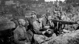 Żołnierze przy stanowisku polskich karabinów maszynowych w rejonie Radzymina. 1920 r. Fot. PAP/Archiwum
