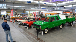 Targi pojazdów zabytkowych Retro Motor Show 2023 na terenie MTP w Poznaniu. Fot. PAP/J. Kaczmarczyk