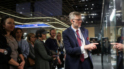 Dyrektor MHP Robert Kostro (P) podczas nocnego zwiedzania ekspozycji w ramach Festiwalu Otwarcia Muzeum Historii Polski na warszawskiej Cytadeli. Fot. PAP/L. Szymański