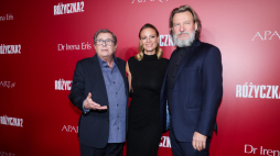 Aktorzy: Magdalena Boczarska (C), Robert Więckiewicz (P) i Janusz Gajos (L) na premierze filmu pt. "Różyczka 2" w reżyserii Jana Kidawy-Błońskiego. Fot. PAP/L. Szymański