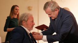 Minister kultury i dziedzictwa narodowego Piotr Gliński (P) wręcza medal „Zasłużony Kulturze Gloria Artis” śpiewakowi i aktorowi Marcinowi Rudzińskiemu. Fot. PAP/P. Supernak