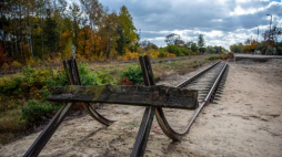 Tory kolejowe prowadzące do byłego niemieckiego obozu zagłady w Sobiborze, obecnie Muzeum i Miejsca Pamięci, oddziale Państwowego Muzeum na Majdanku. Fot. PAP/W. Jargiło