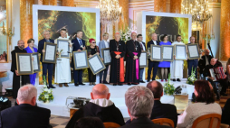 Prymas Polski abp Wojciech Polak (6P) oraz metropolita warszawski kard. Kazimierz Nycz (7P) z laureatami podczas gali wręczenia nagród Totus Tuus 2023 na Zamku Królewskim w Warszawie. Fot. PAP/A. Lange