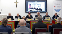 Od lewej: ojciec dr Marek Rostkowski, ojciec prof. dr hab. Józef Różański, bp Witalij Skomarowski, prof. dr hab. Grzegorz Motyka, prof. Oleksandr Zaitsev i dr Leon Popek podczas międzynarodowej konferencji naukowej "Pojednanie polsko-ukraińskie: doświadczenia i perspektywy" w Oblackim Centrum Młodzieżowym w Kokotku. Fot. PAP/W. Deska