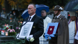 Kraków, 31.10.2023. Uroczystości pogrzebowe współpracowniczki i przyjaciółki Jana Pawła II, byłej więźniarki niemieckiego nazistowskiego obozu koncentracyjnego Ravensbrueck Wandy Półtawskiej, na cmentarzu Salwatorskim. Fot. PAP/Art Service