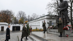 Obchody Narodowego Święta Niepodległości. Prezydent RP Andrzej Duda (L) podczas złożenia wieńca przed pomnikiem marszałka Józefa Piłsudskiego przy Belwederze. Warszawa, 11.11.2023. Fot. PAP/P. Supernak
