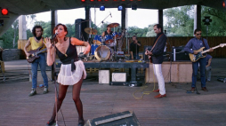 Członkowie zespołu Maanam: basista Bogdan Kowalewski (L), wokalistka Kora Jackowska (2L), perkusista Paweł Markowski (w głębi 3L), kompozytor i gitarzysta Marek Jackowski (2P) oraz gitarzysta Ryszard Olesiński (P) podczas zdjęć do filmu w reż. Waldemara Szarka „Czuję się świetnie”, który przedstawia trasę koncertową grupy Maanam, odbywającą się latem 1983 r. Fot. PAP/Afa Pixx/K. Wellman