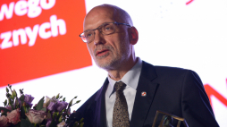 Warszawa, 09.11.2023. Historyk Andrzej Nowak nagrodzony podczas uroczystości wręczenia Nagród Instytutu De Republica za wybitne osiągnięcia naukowe w dziedzinie nauk humanistycznych i społecznych w Forcie Legionów. Fot. PAP/M. Obara