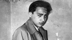 Herschel Grynszpan. Fotografia wykonana w dzień po zamachu i aresztowaniu przez francuską policję. Źródło: www.pl.wikipedia.org