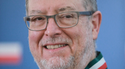 Warszawa, 30.08.2018. Amerykański pianista Garrick Ohlsson podczas uroczystości w siedzibie MKiDN. Pianista został odznaczony przez wiceminister kultury i dziedzictwa narodowego Wandę Zwinogrodzką medalem „Zasłużony Kulturze Gloria Artis”. Fot. PAP/L. Szymański