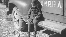 Kwiecień 1945 r. Ciężarówka z pomocą UNRRY tuż po amerykańskim wyzwoleniu niemieckiego obozu KL Buchenwald 