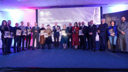 Zbiorowe zdjęcie uczestników X jubileuszowej gali wręczenia nagród laureatom ogólnopolskiego konkursu IPN „Audycja Historyczna Roku”. Fot. PAP/A. Reszko