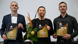 Laureaci Białoruskiej Nagrody Literackiej im. Jerzego Giedroycia: Sciapan Sturejka - II miejsce (L), Hanna Kondratiuk - I miejsce (C) i Siarhiej Leskieć - III miejsce (P) podczas uroczystości wręczenia nagrody na Dworze Artusa w Gdańsku. Fot. PAP/A. Warżawa