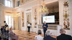 Minister kultury i dziedzictwa narodowego Piotr Gliński (P-góra) podczas konferencji prasowej inaugurującej 12. edycję akcji "Darmowy Listopad w Rezydencjach Królewskich". Fot. PAP/R. Pietruszka
