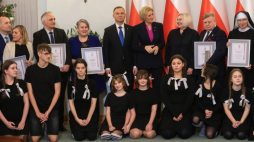 Warszawa, 15.11.2023. Prezydent RP Andrzej Duda (C-L) oraz pierwsza dama Agata Kornhauser-Duda (C-P) wśród laureatów 8. edycji Nagród „Dla Dobra Wspólnego”, wręczonych podczas uroczystej gali w Pałacu Prezydenckim. Fot. PAP/R. Guz