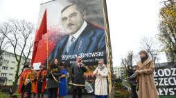 Prezes Fundacji „Obowiązek Polski", pomysłodawca muralu Dariusz Wasilewski (C) podczas uroczystości odsłonięcia malunku z wizerunkiem współzałożyciela Narodowej Demokracji Romana Dmowskiego na jednym z bloków przy Alei Solidarności w Białymstoku. Fot. PAP/M. Zieliński