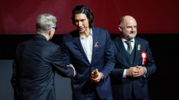 Dyrektor festiwal Marek Żydowicz (L), marszałek województwa kujawsko-pomorskiego Piotr Całbecki (P) oraz aktor Adam Driver (C), który odebrał specjalną nagrodę dla aktora podczas gali otwarcia 31. edycji Międzynarodowego Festiwalu Filmowego EnergaCAMERIMAGE. Fot. PAP/M. Kuras