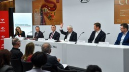 Od lewej: rzecznik prasowy Narodowego Centrum Kultury Joanna Bancerowska, dyrektor NCK Rafał Wiśniewski, wiceminister kultury i dziedzictwa narodowego Jarosław Sellin, przewodniczący Rady Programowej Eufonii Mieczysław Kominek, tenor Rafał Bartmiński oraz flecista Łukasz Długosz podczas konferencji prasowej poświęconej V Międzynarodowemu Festiwalowi Muzyki Europy Środkowo-Wschodniej Eufonie w Centrum Prasowym PAP w Warszawie. Fot. PAP/P. Nowak